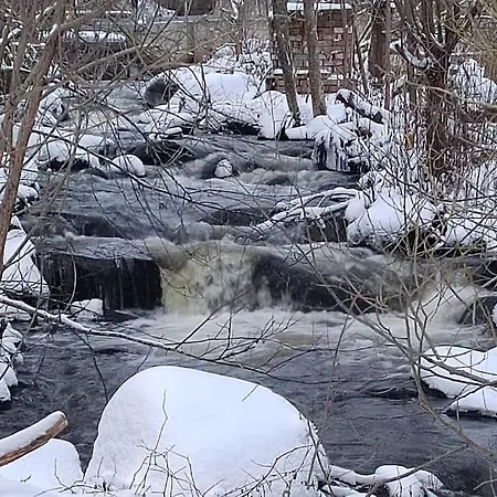 Villa Poeljaenmylly Kosken Rannalla